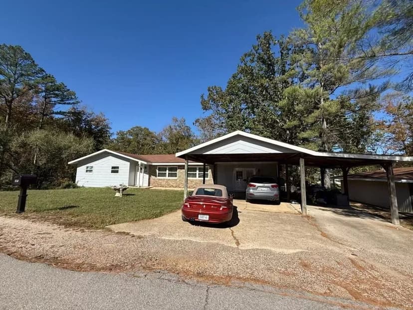 Spacious 3-Bed Home on 2.5+/- Acres in Reynolds Co.