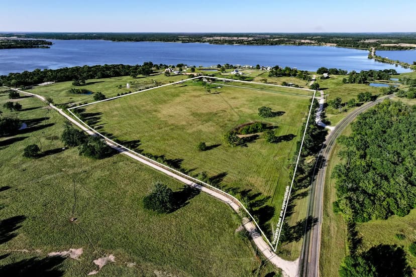 24.8 Acres | Scenic Ranch Overlooking Lake Limestone