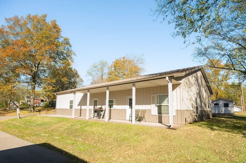 Exceptional 2500SQFT Shop House For Sale in Bloomfield, MO