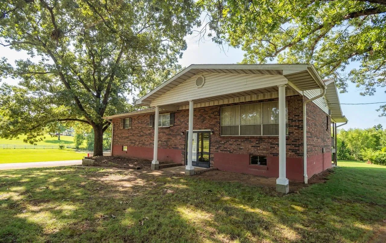 Inviting 3-Bed 2-Bath Poplar Bluff Home For Sale - Poplar Bluff, Missouri, 63901