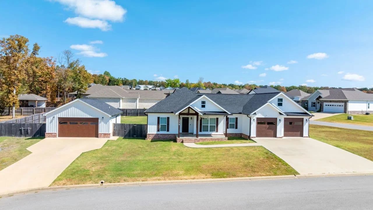 175 JL Loop, Southside, AR 72501- Newly built home in premiere subdivision with in-laws quarters - Batesville, Arkansas, 72501