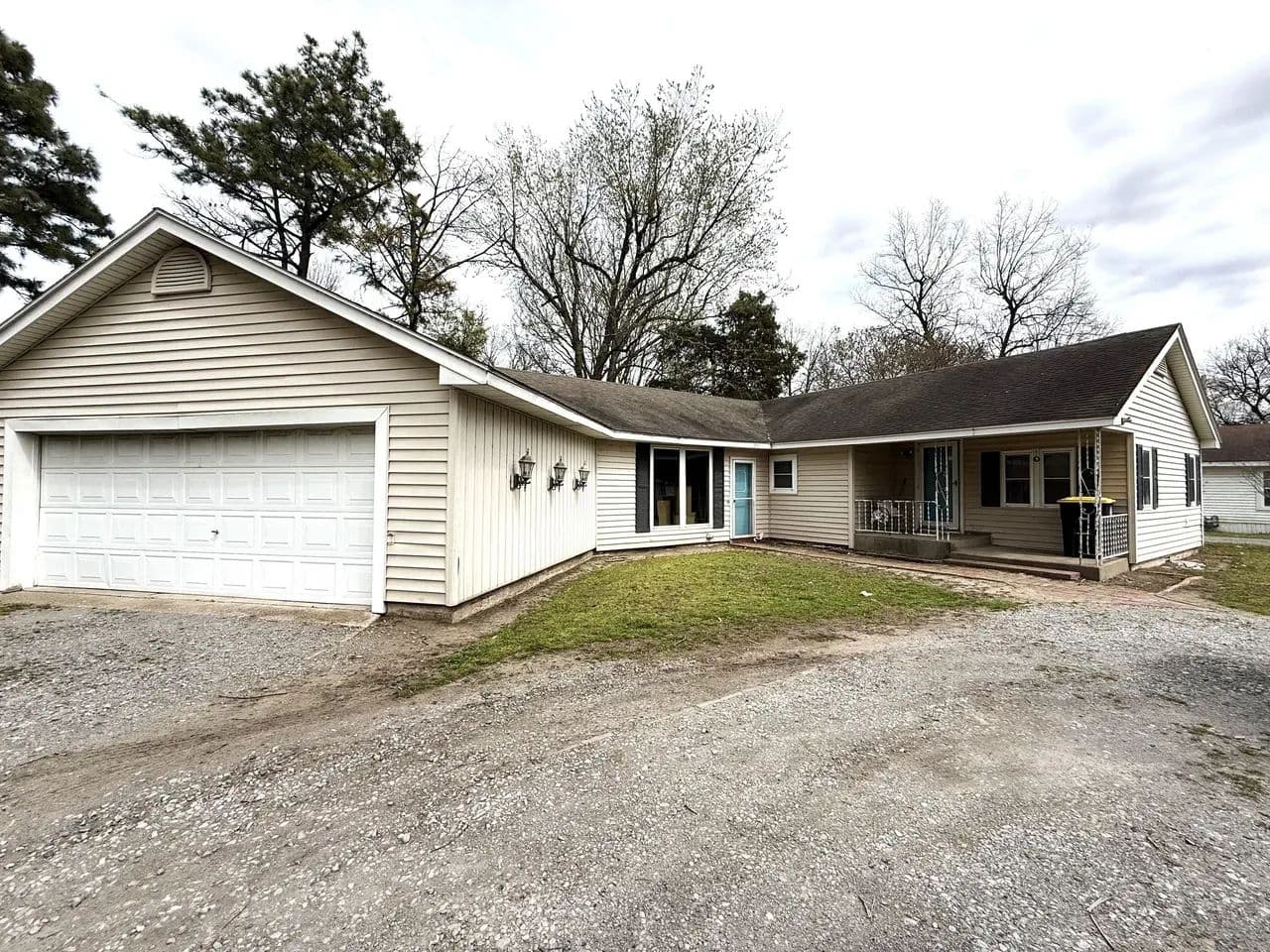 Adorable and Spacious 4-Bed 2-Bath Home in the Heart of Cooter, MO - Cooter, Missouri, 63839