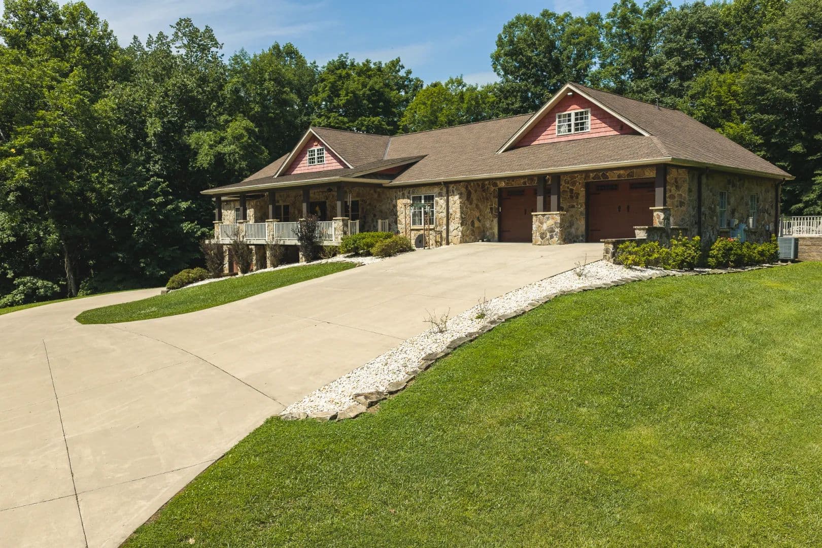Luxury Home Auction in Bluff City TN - Bluff City, Tennessee, 37618
