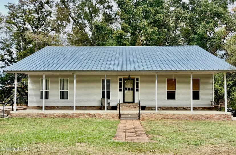 Farmhouse on Acreage with Hunting Land in Magnolia MS 