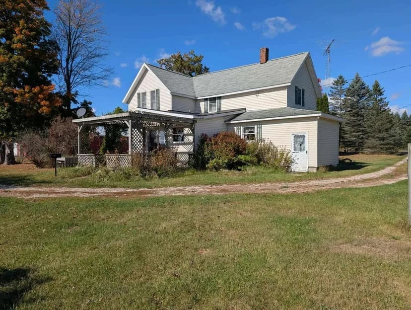 4041 W Jennings, Lake City, MI 49691 / 10.5 +/- acres  / 1,800 +/- Sq Ft with 3 beds 1 bath / Missaukee County / Home for Sale