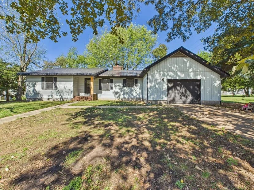 Beautifully Remodeled 3-Bed, 2-Bath Home in Bernie, MO