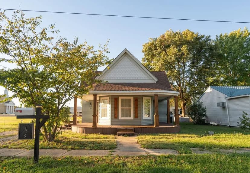3-Bedroom Craftsman-Style Cottage For Sale in Dexter, MO