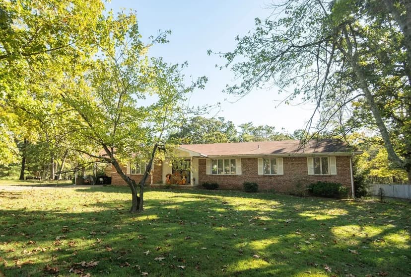 Spacious 4-Bed Home on 2+/-AC For Sale in Doniphan, MO