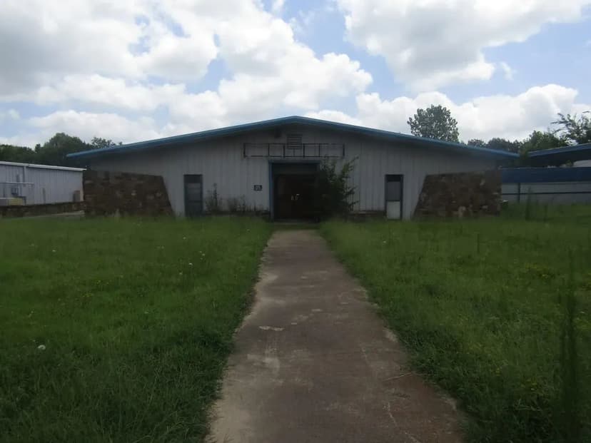 Commercial Property with a total of 13,370 sqft Buildings on 6 Acres Grant,OK