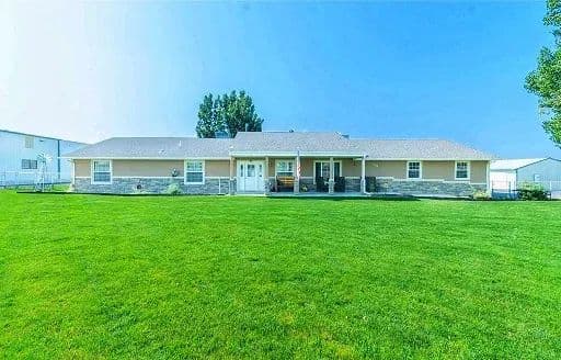 PRICE REDUCTION! Breezy Bottom Mega Broiler Farm