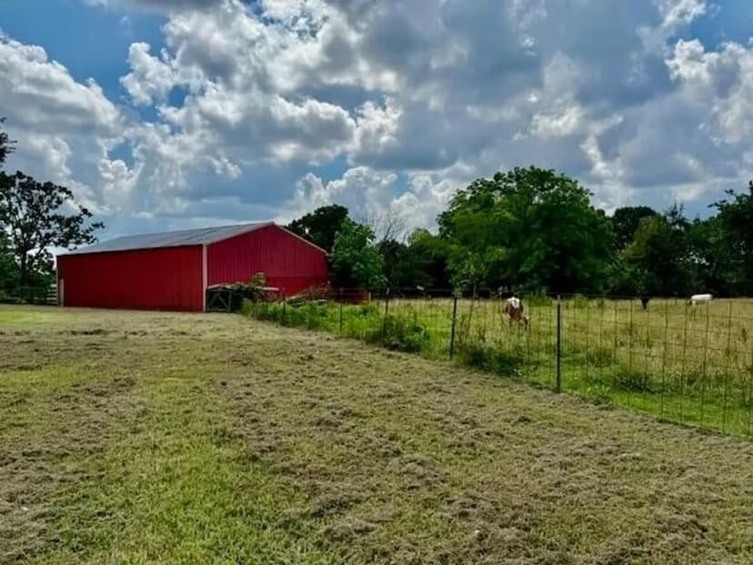 4 Bed/2.5 Bath Stone & Wood Home, Barns, Shop, Solar, Electric located in Howell County