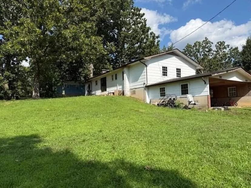 4 Bed 1.5 bath, Basement, end of the road setting Texas County