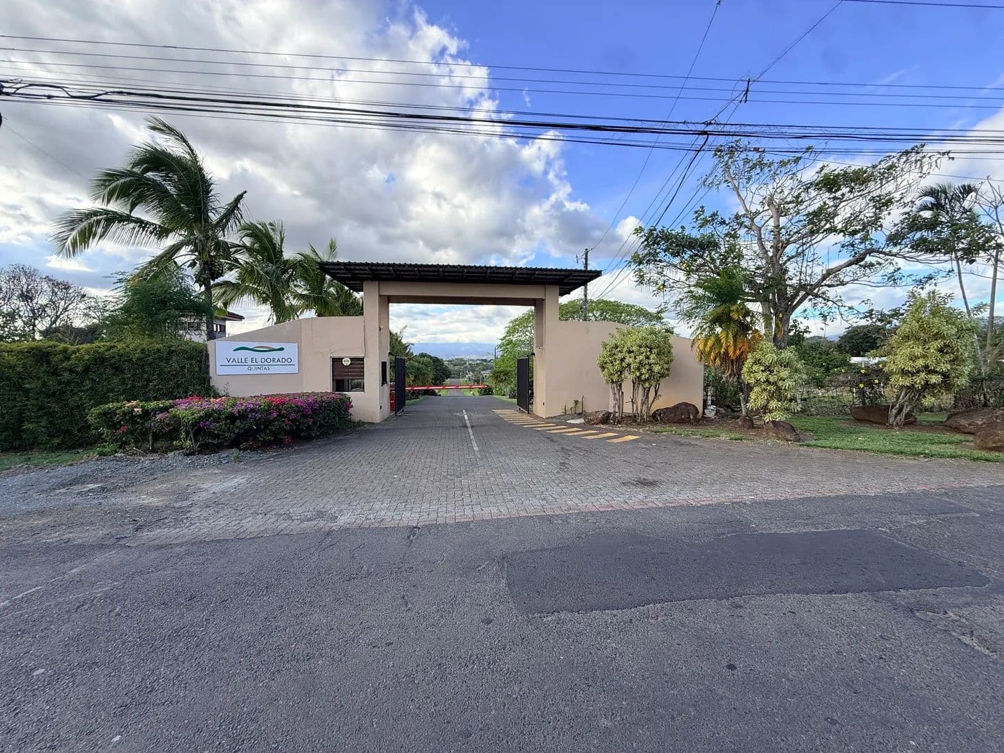 Amplio Lote en residencial privado cerca de Hacienda Los Reyes - land for sale