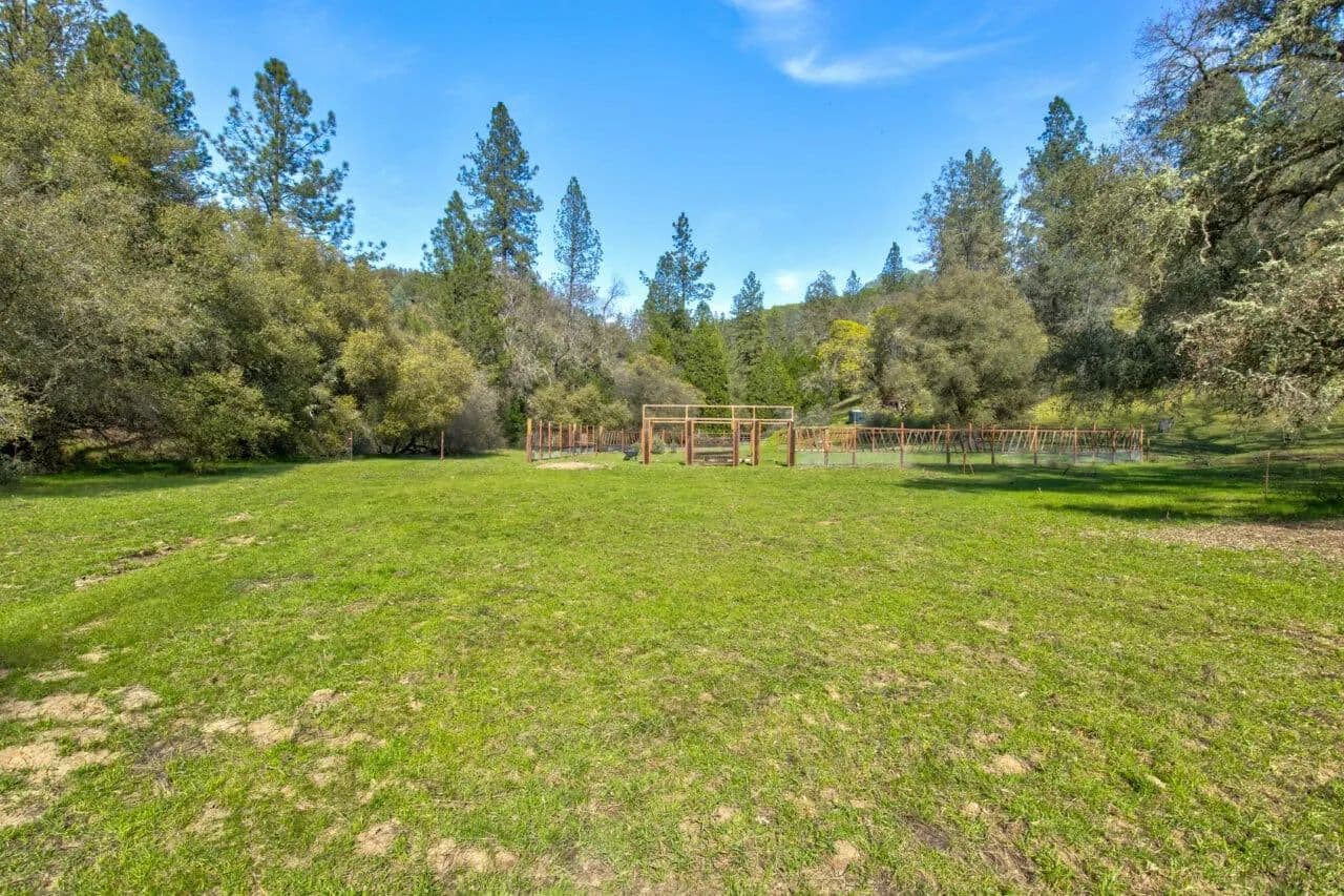 Trembath Mountain Creekside - land for sale