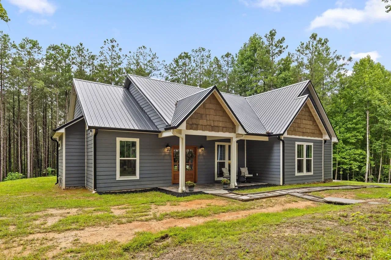 Beautiful custom-built home Nestled within the desirable Ridges at Franklin Forest - South Pittsburg, Tennessee, 37380