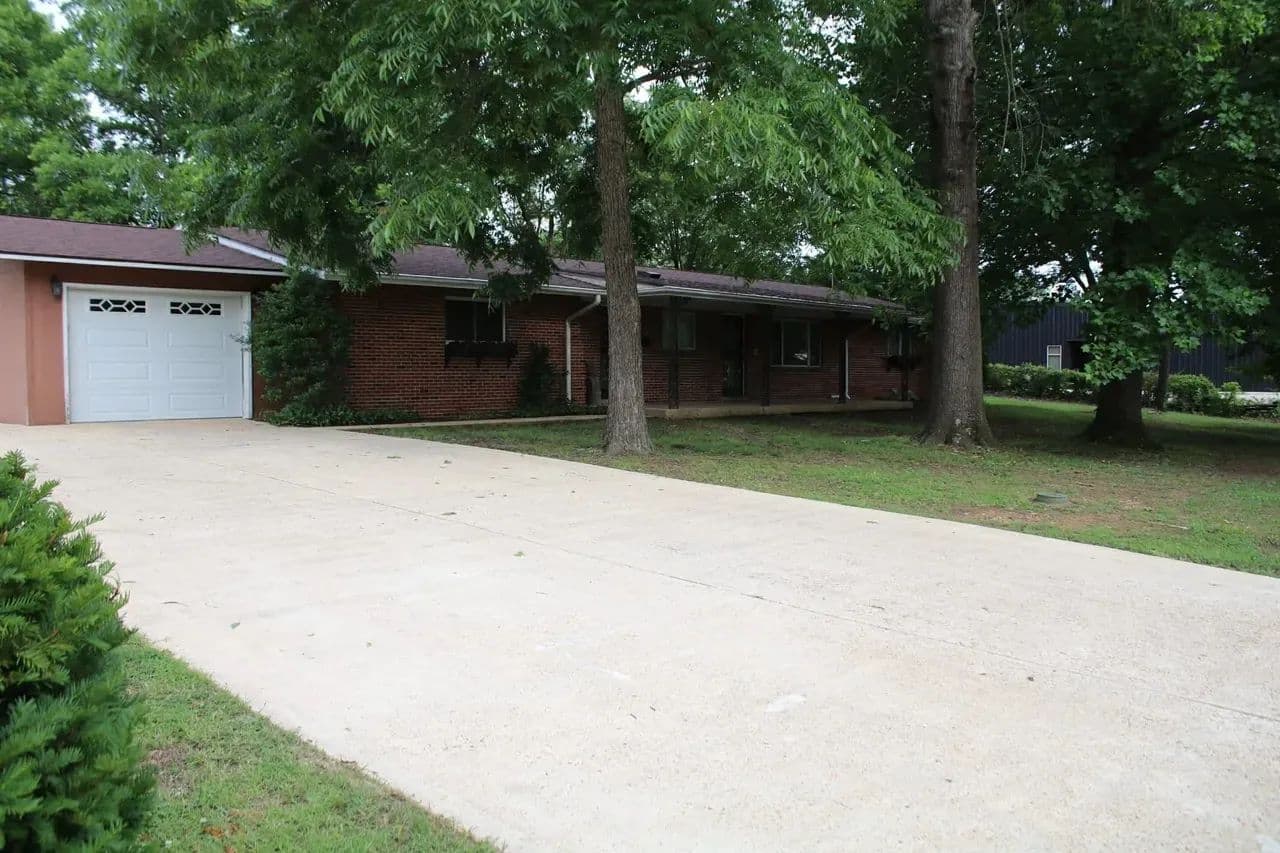 Beautiful Brick Home on 1.6+/-AC For Sale in Doniphan, MO - Doniphan, Missouri, 63935