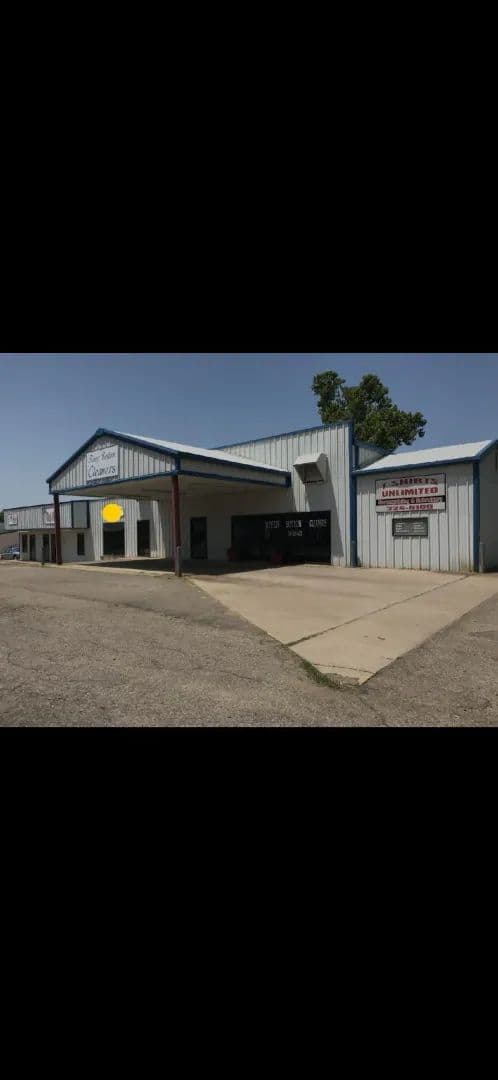 MULTI-SERVICE COMMERCIAL BUILDING WITH ESTABISHED CLEANERS,LAUNDRY, TANNING, AND AVAILABLE RENTAL SPACE - Hugo, Oklahoma, 74743