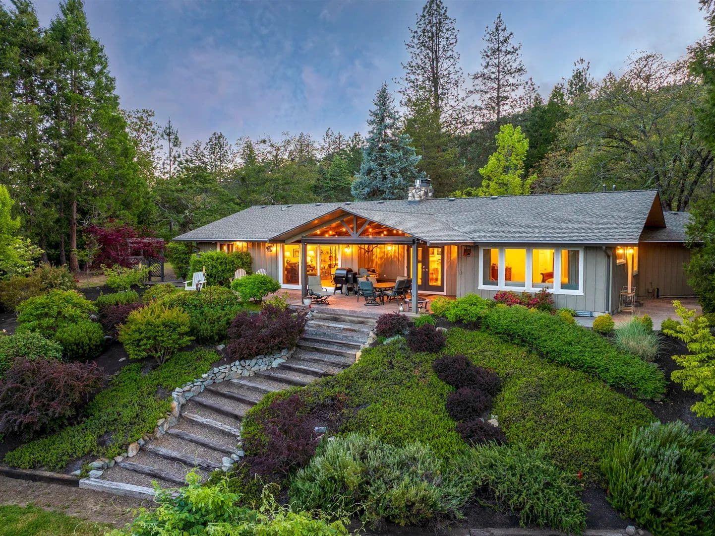 2564 Old Military Road - Central Point, Oregon, 97502