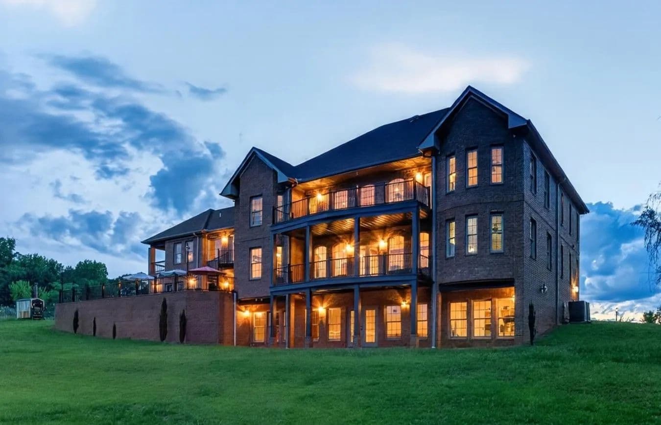 Lake Front Manor! - Inman, South Carolina, 29349