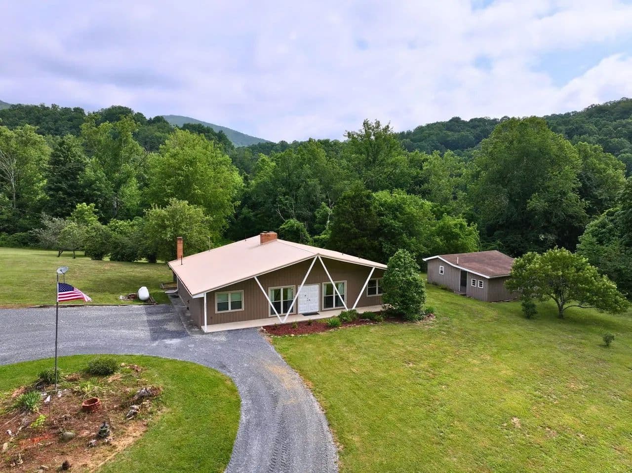 Clinch Mountain Homestead: 3/2 Home with Acreage near WMA and National Forest - Saltville, Virginia, 24370