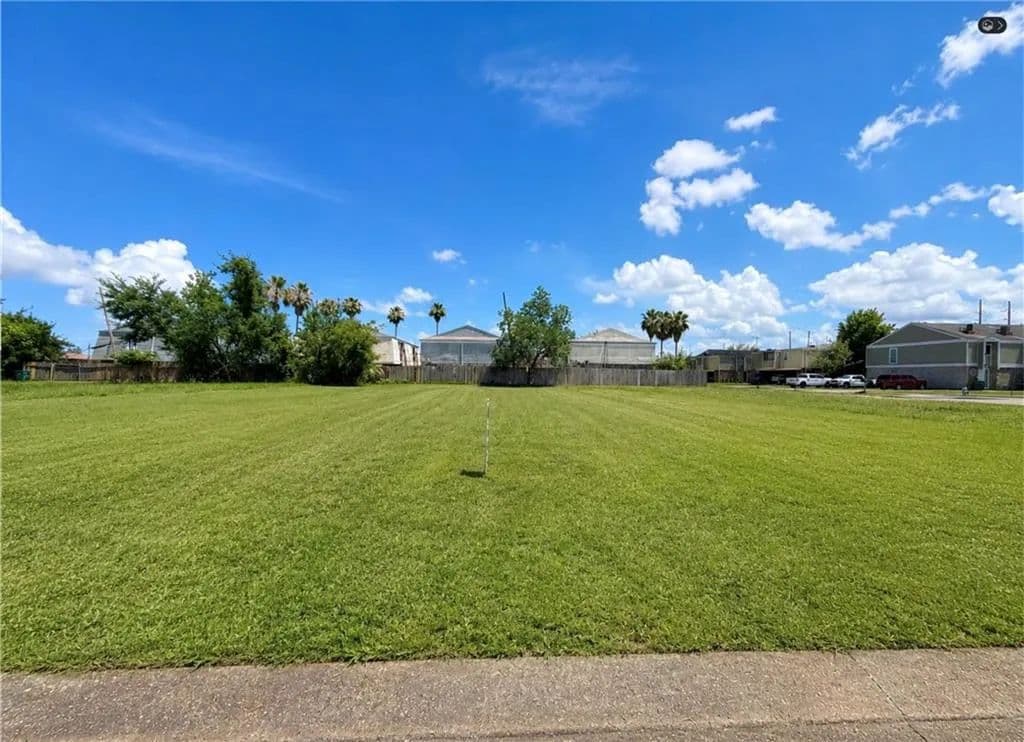 Property from KINGS Road - KW - Harvey, Louisiana, 70058