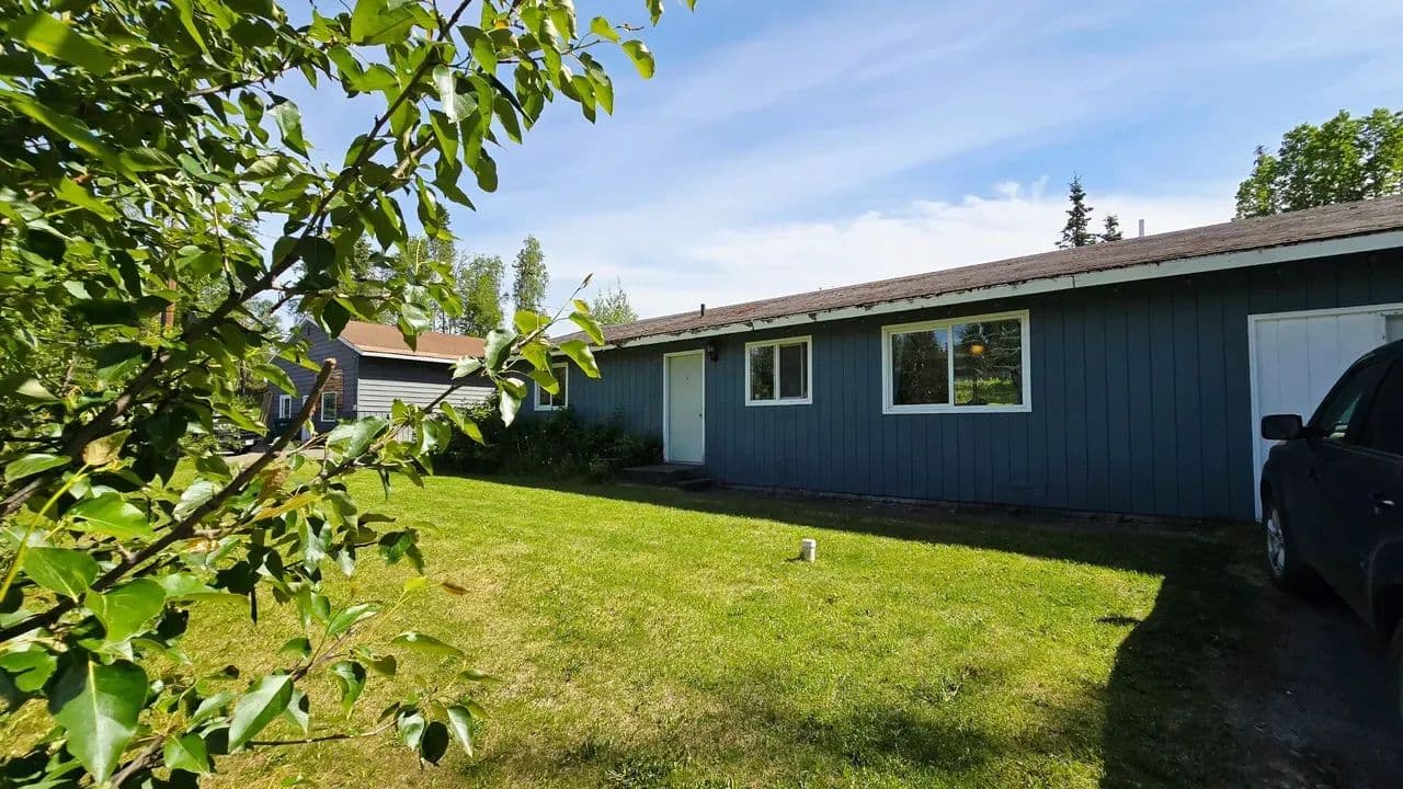 Great starter home this is an adorable, eclectic older 3 bed 1 bath ranch - Soldotna, Alaska, 99669