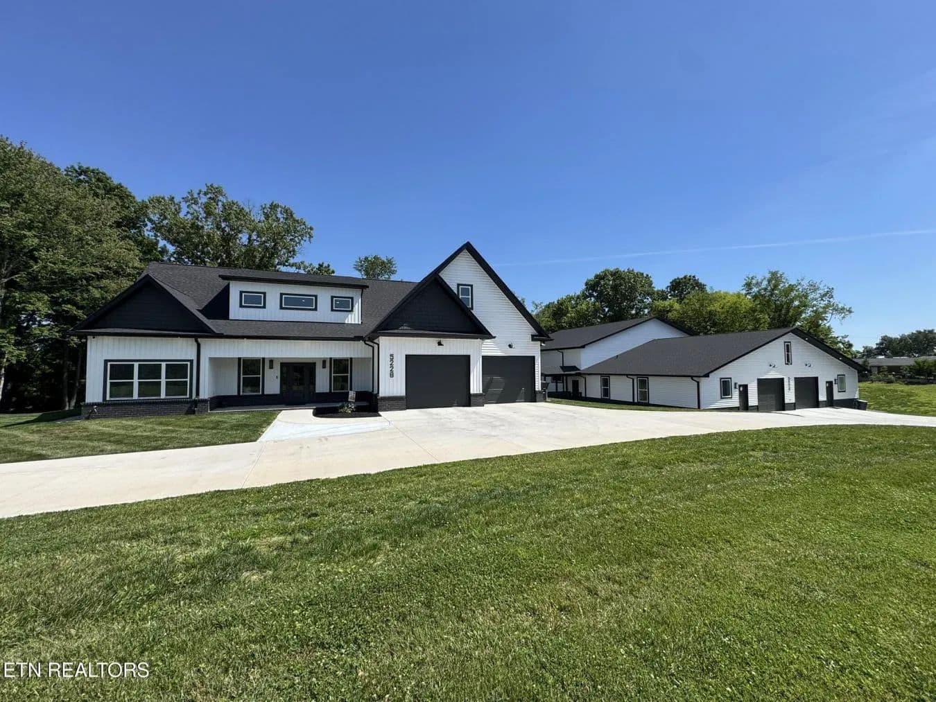Luxury Family Estate with Indoor Pickleball Court - Knoxville, Tennessee, 37909