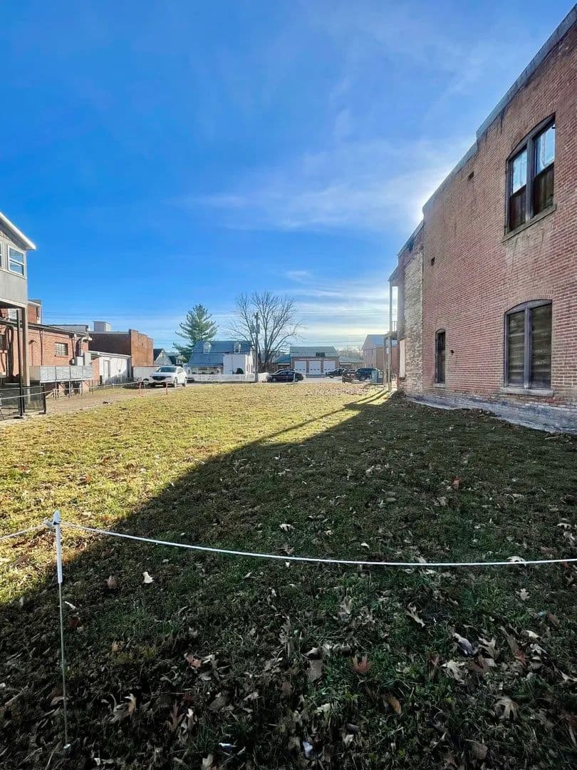 BUSINESS OPPORTUNITY IN DOWNTOWN HERMANN, MO