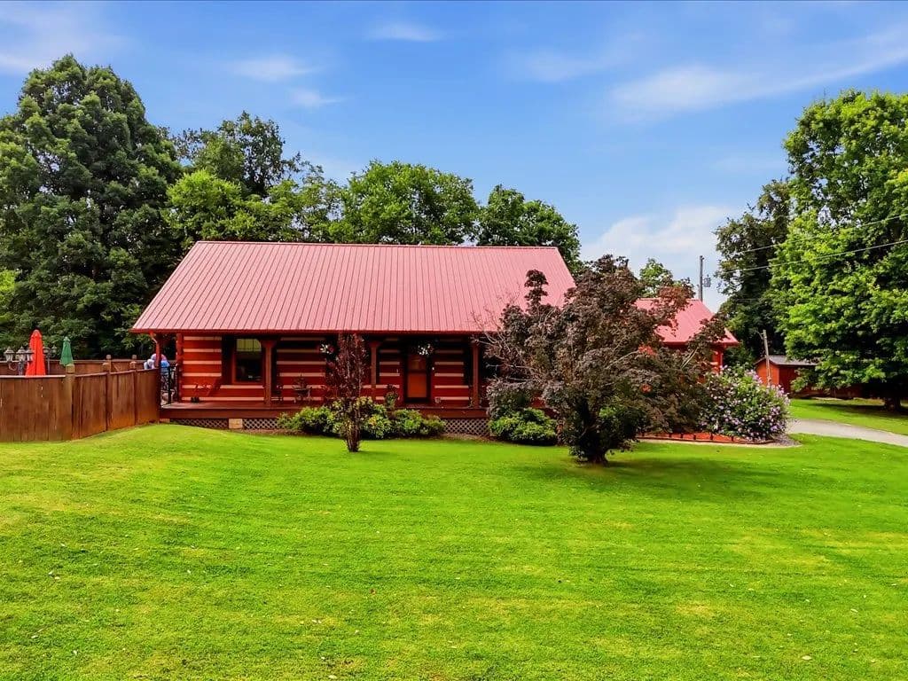 Log Home with Pool - Dandridge, Tennessee, 37725