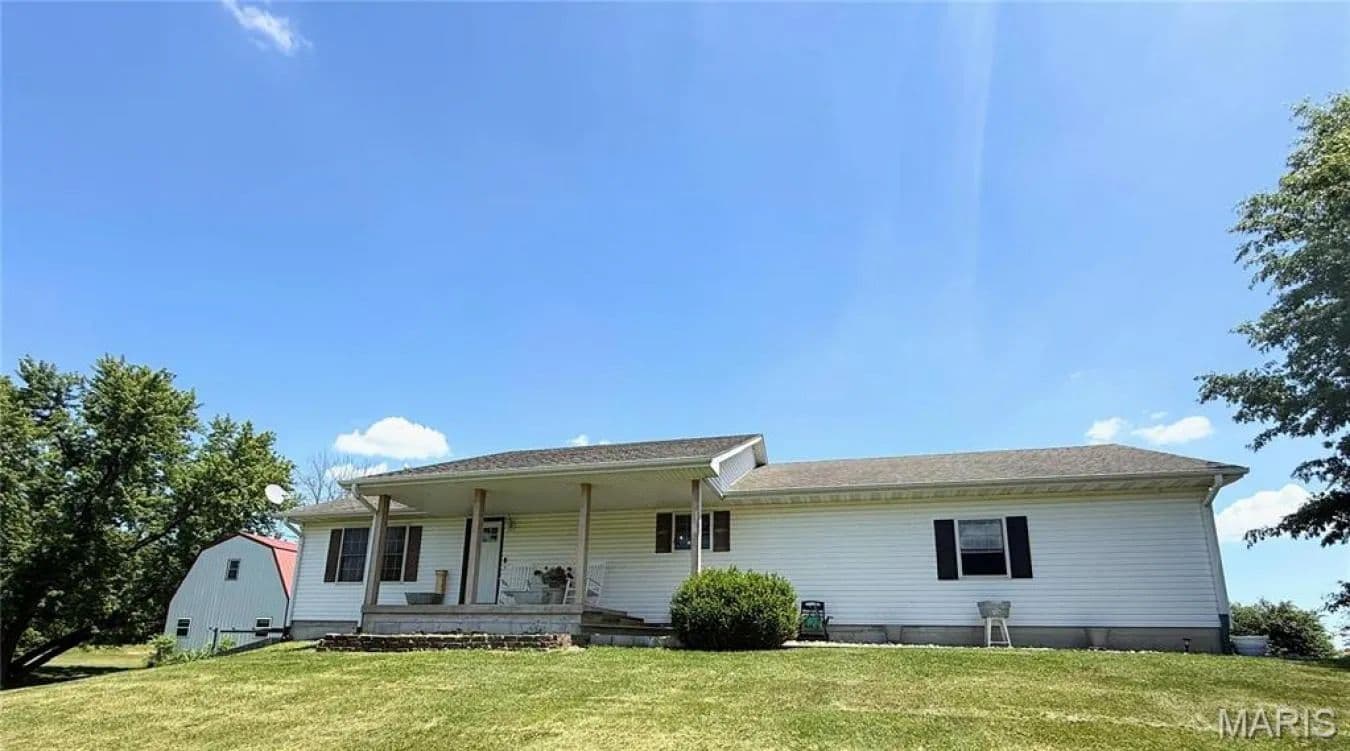 Ranch Home on small acreage in Missouri - land for sale