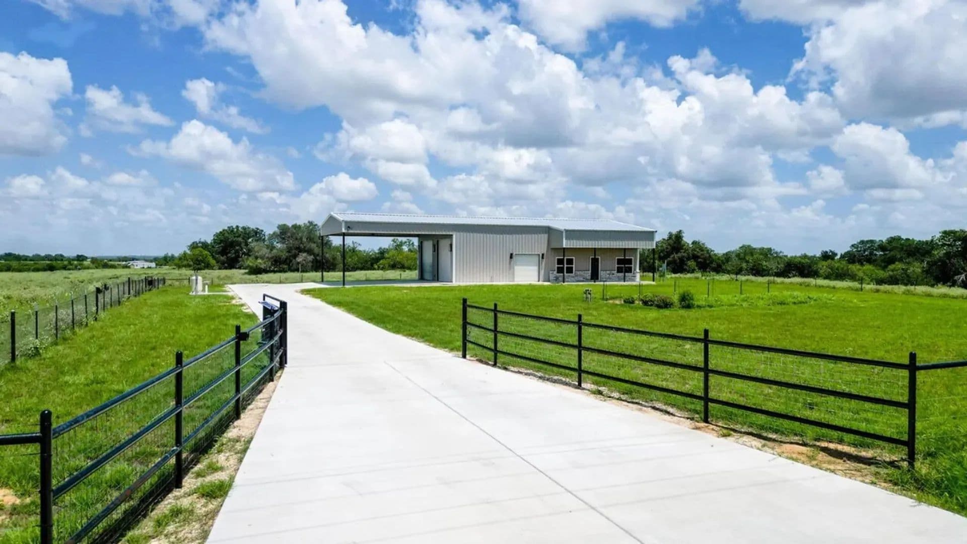 53 Acres of Land for Sale in Floresville, TX - Floresville, Texas, 78114