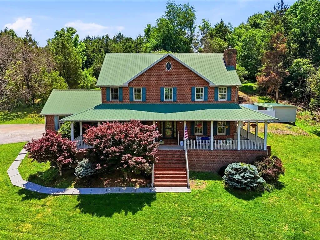 Cherokee Lake access home with inground pool on 2.1 acres - Talbott, Tennessee, 37877