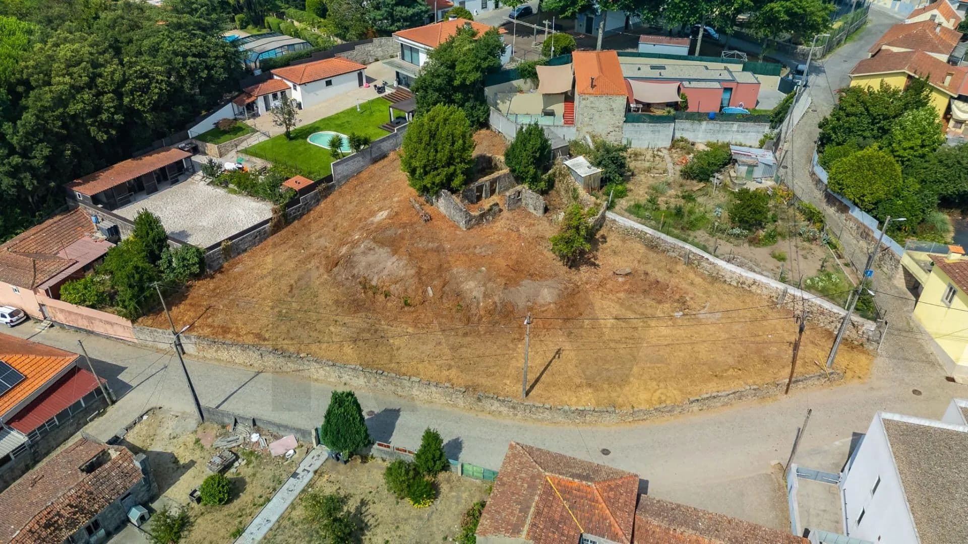 1360 Acres of Land for Sale in Castêlo da Maia, Maia - land for sale