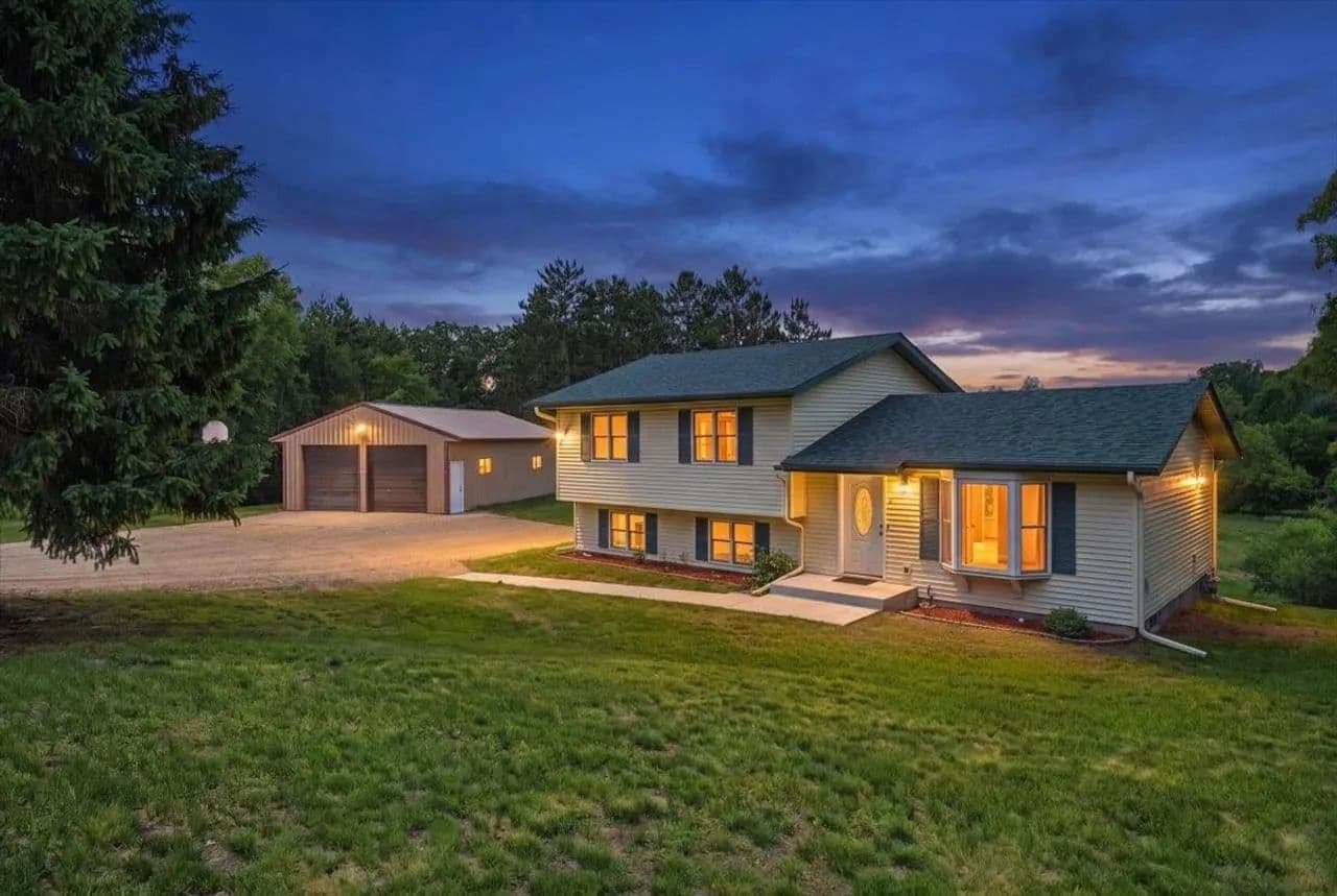Nice Country Home with Pole Building - Hudson, Wisconsin, 54016