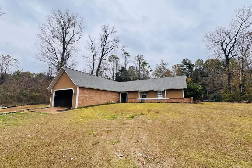 Home in Yazoo County at 1724 Moonmist Drive in Yazoo City, MS