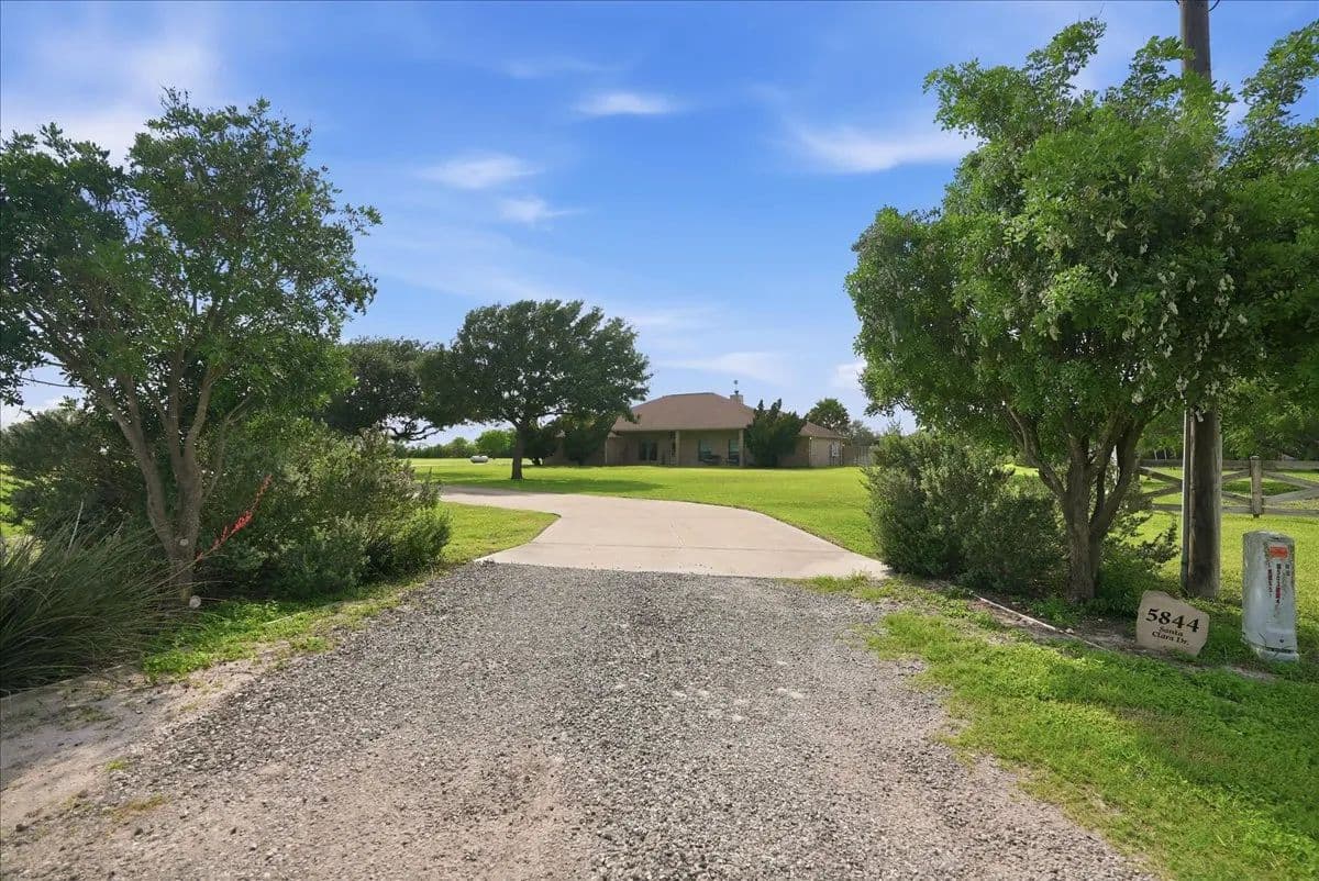 8-Acre Country Home in Robstown, TX for Sale - Perfect for Horses! - Robstown, Texas, 78380