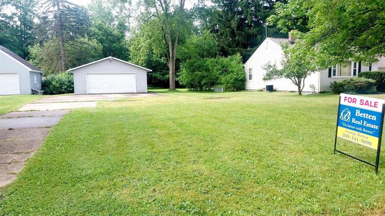 Property from 924 Parchmount - KW - Kalamazoo, Michigan, 49004