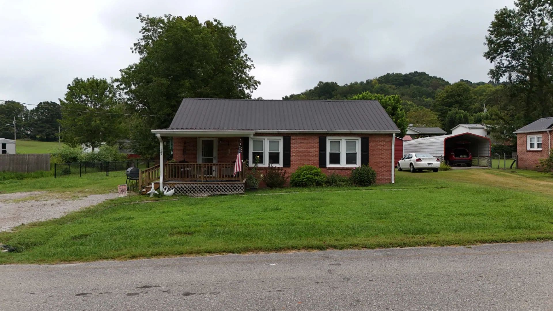LOVELY HOME IN THE HISTORICAL TOWN OF CELINA, TN / BRICK RANCH WITH APPROX 4/10’S OF AC – EASY WALK TO ALL AEMENITIES - land for sale