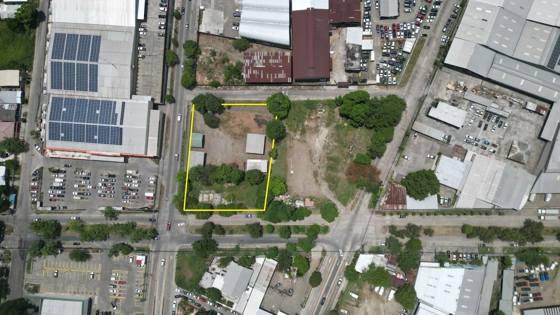 Módulo Frontal en Renta: Terreno Comercial de Alto Perfil – 27 Calle, Barrio La Guardia, San Pedro Sula - Honduras