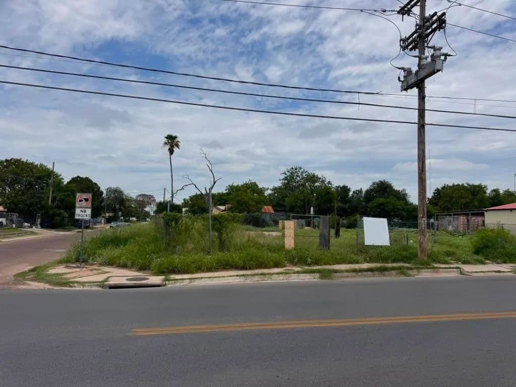 0.1 Acres of Land for Sale in Laredo, Texas - Laredo, Texas, 78046