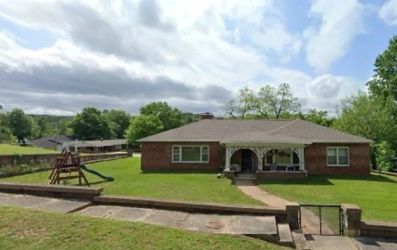 Beautiful 3-Bed Brick Home in the City Limits of Ellington, MO - Ellington, Missouri, 63638