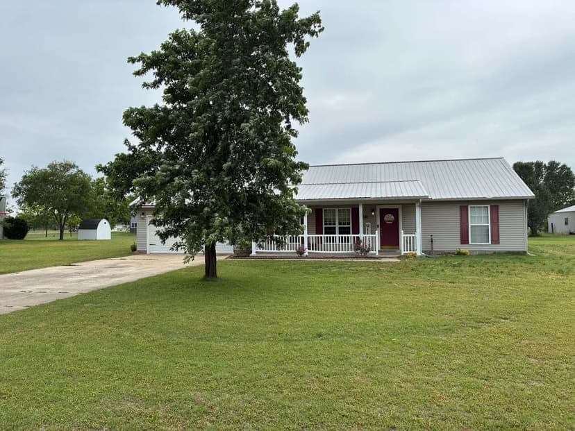 Charming & Spacious 2-Bed Home For Sale in Sikeston, MO