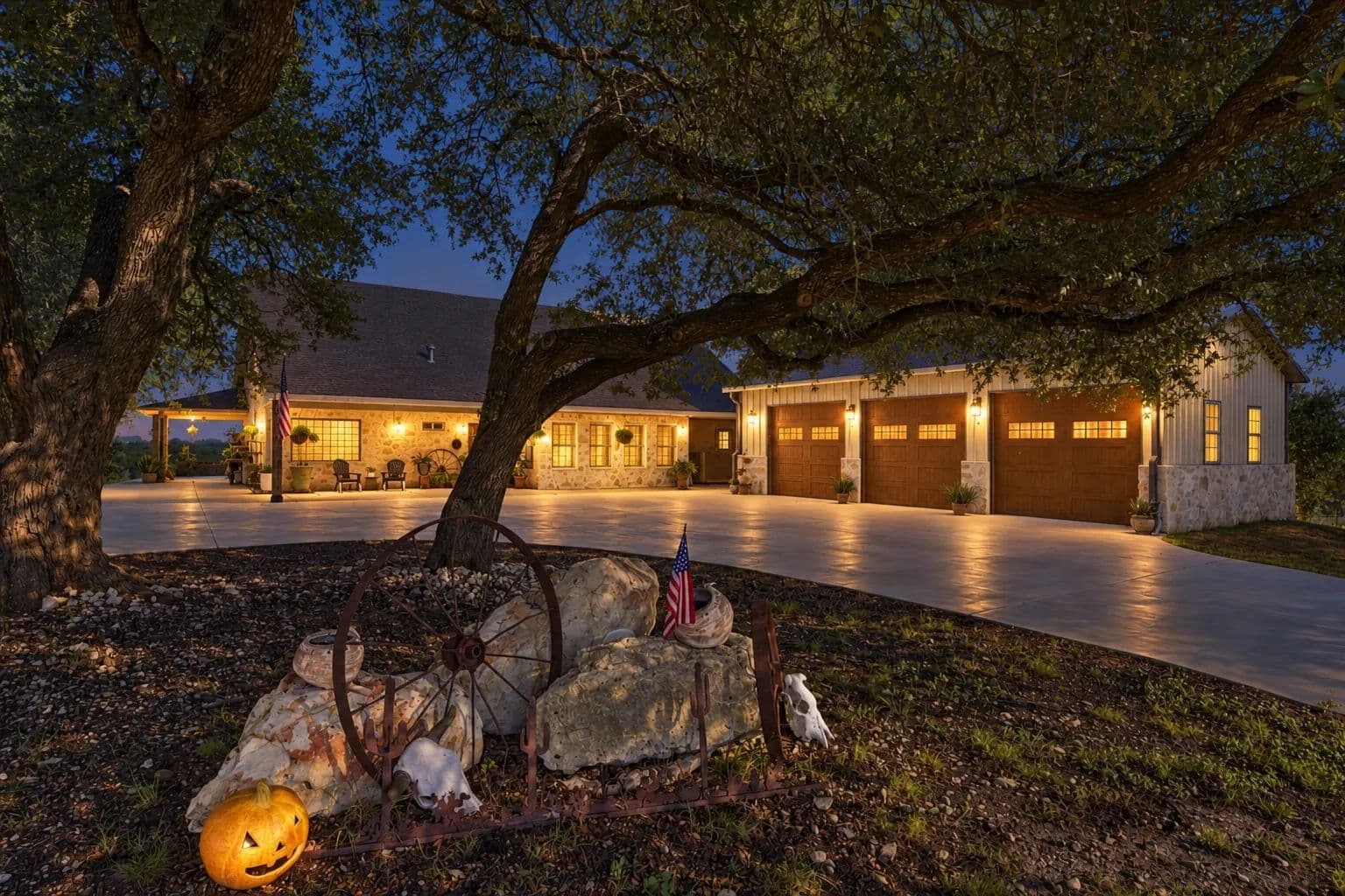 LUXURY HILLTOP ESTATE | 30.01± ACRES - Texas, 76634