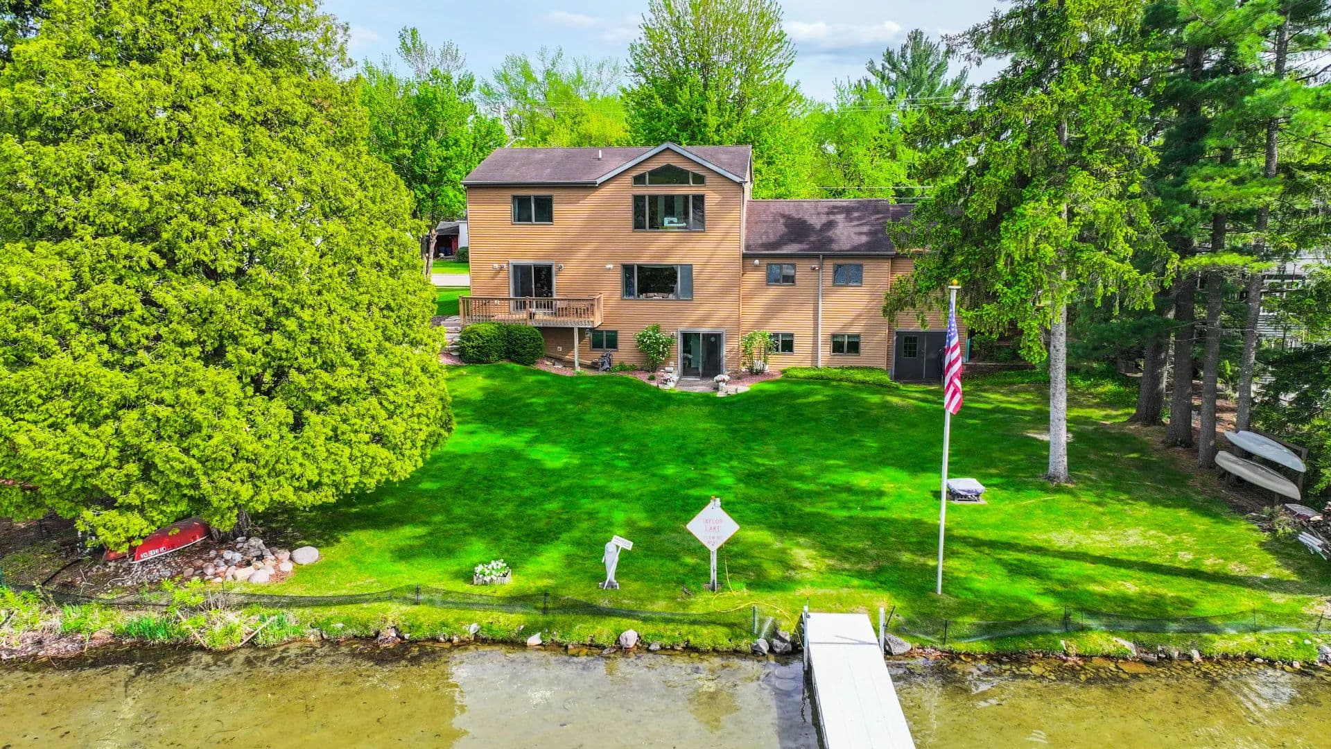Lakefront Luxury Home on the Chain O'Lakes in Waupaca, Wisconsin for Sale - Waupaca, Wisconsin, 54981