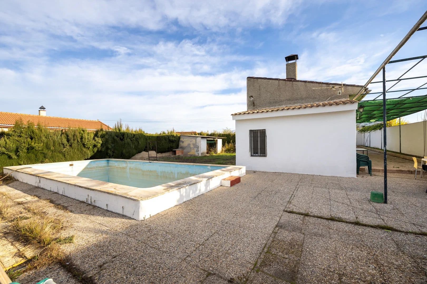 Parcela urbanizable con casa y piscina en Maracena - land for sale