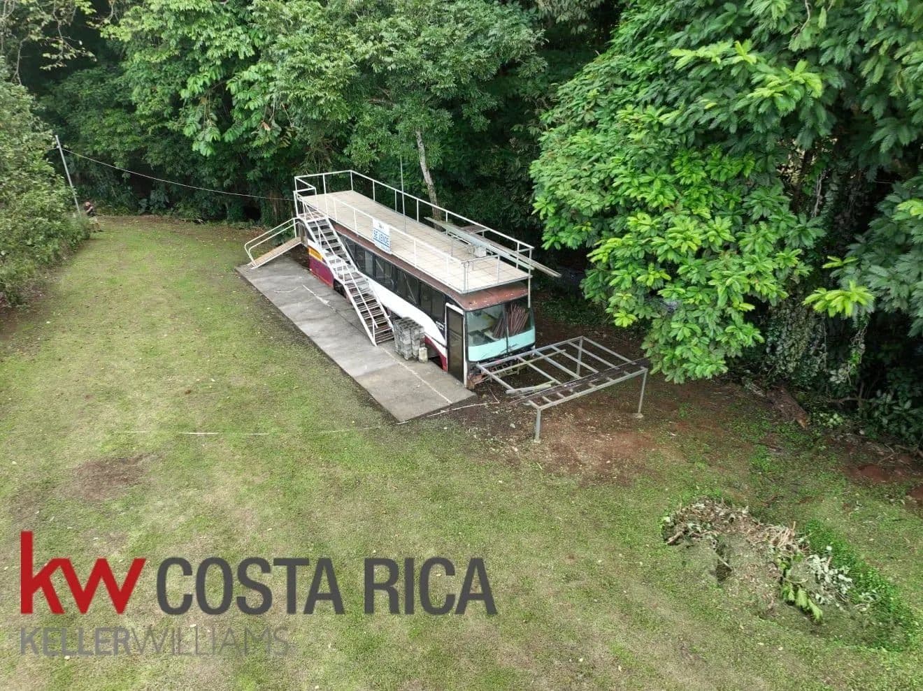 Propiedad en venta en San Juan de Platanar, San Carlos – terreno de 2.054 m² con proyecto de alojamiento tipo bus. - land for sale