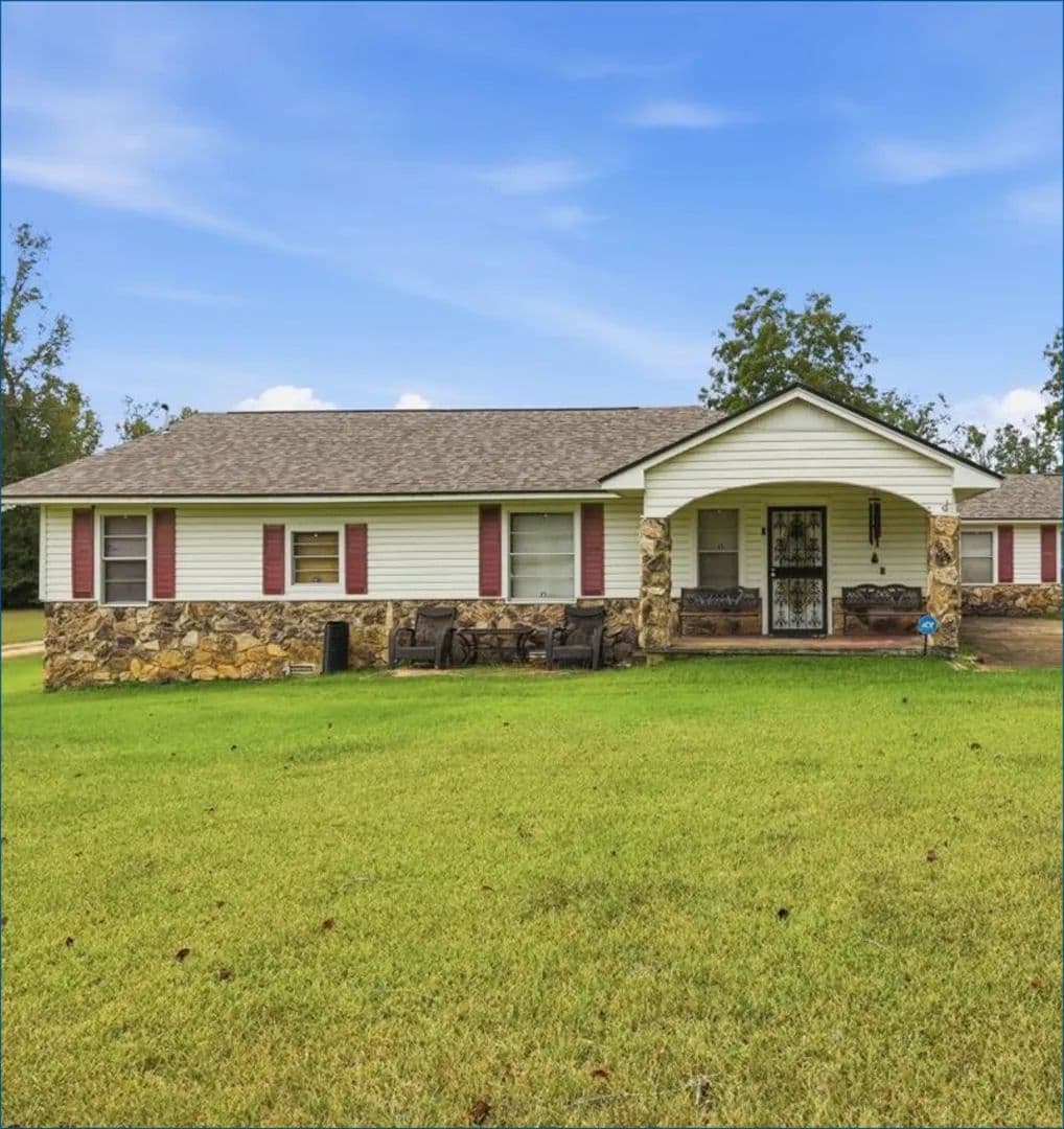 Home in Carroll County at 10711 Highway 51 in Vaiden, MS - land for sale