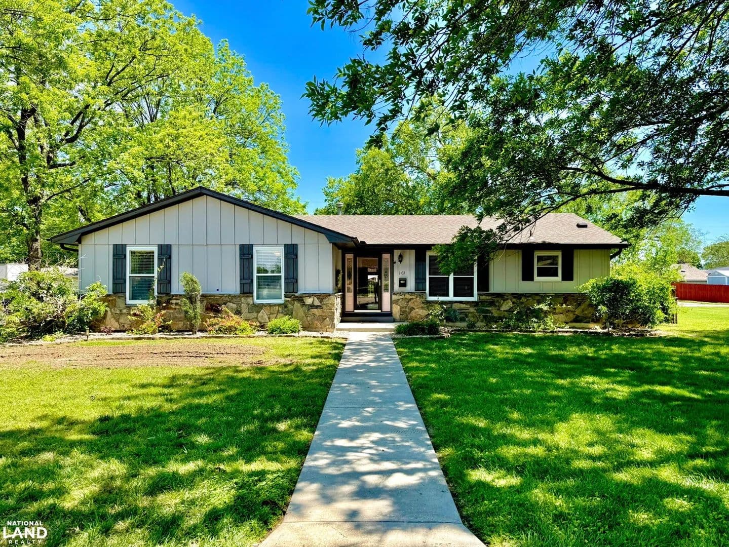 3 Bed - 2 Bath with Tropical Backyard - Chanute, Kansas, 66720