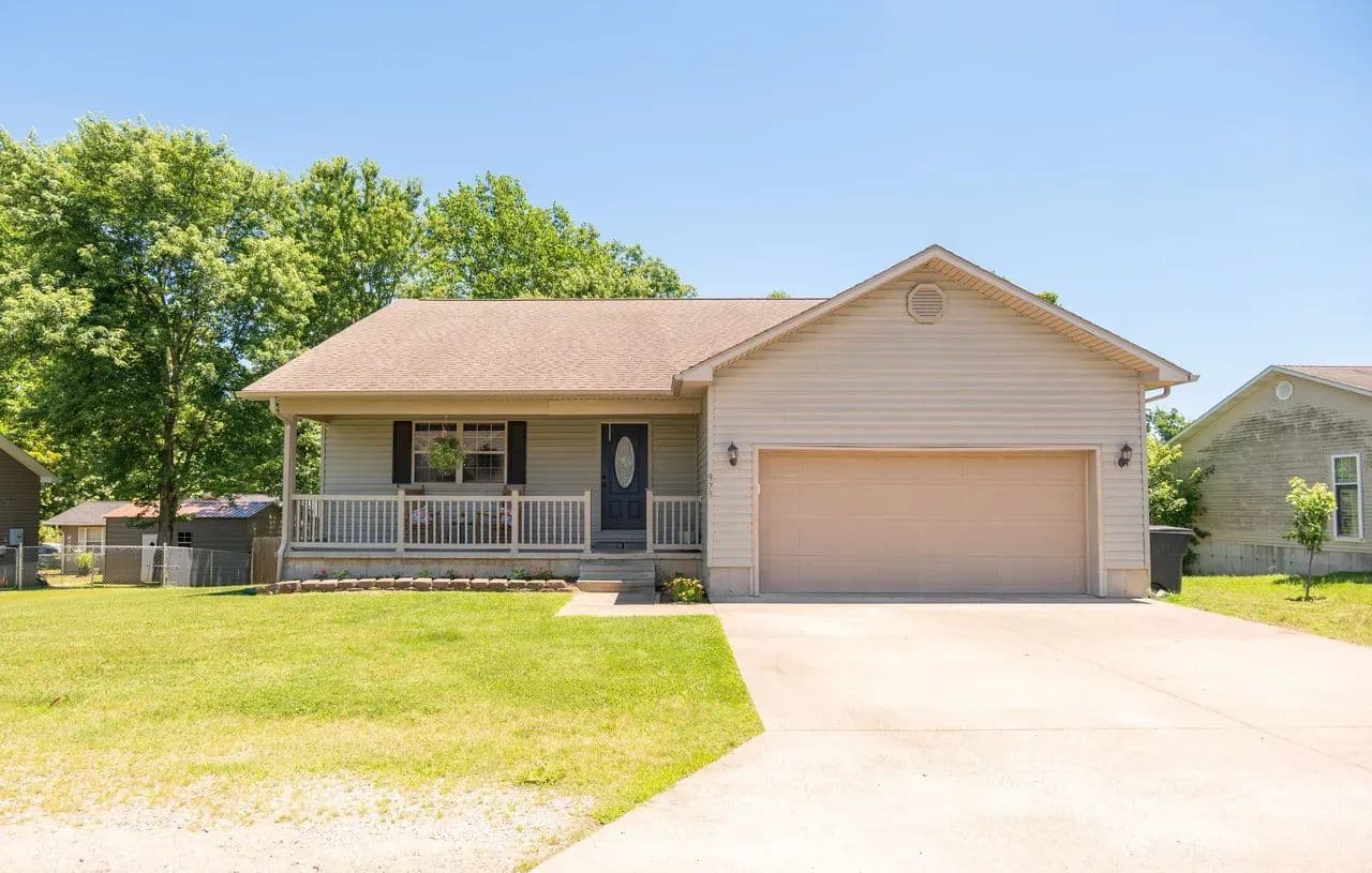 Spacious 5-Bed Home in Poplar Bluff, MO - Poplar Bluff, Missouri, 63901