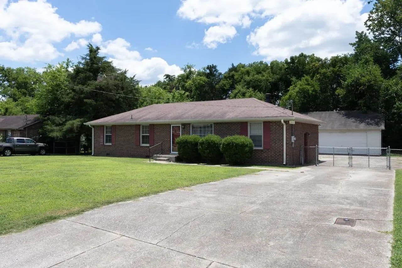 Brick ranch conveniently located in Hendersonville! - Hendersonville, Tennessee, 37075